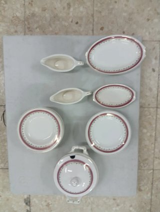 Vajilla de porcelana con detalles rojos