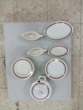 Vajilla de porcelana con detalles rojos