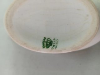 Vajilla de porcelana con detalles rojos