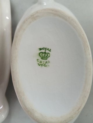 Vajilla de porcelana con detalles rojos