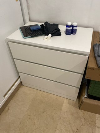 Cómoda de madera blanca