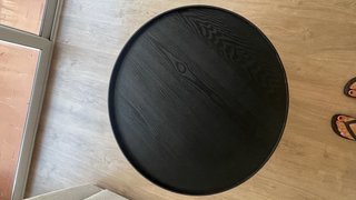Mesa redonda negra de madera