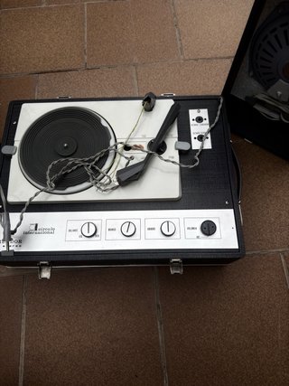 Tocadiscos antiguo con altavoces