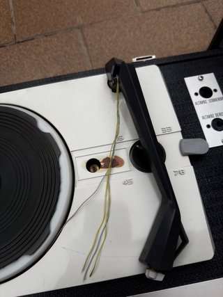 Tocadiscos antiguo con altavoces