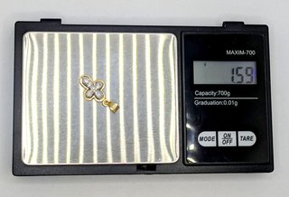 Cruz de oro combinado 18k con circonitas, 1.59 gr.