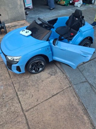 Coche eléctrico Audi RS e-tron GT azul