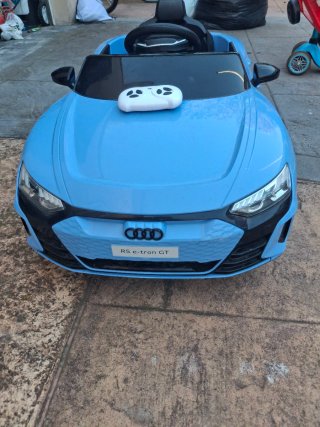 Coche eléctrico Audi RS e-tron GT azul