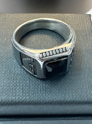 Anillo acero plateado con piedra negra cuadrada T22