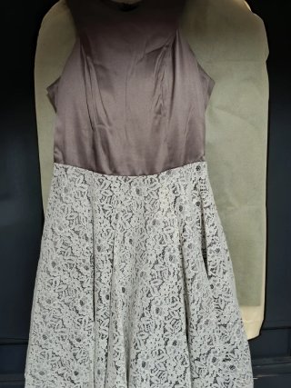 Traje de gala marrón y blanco
