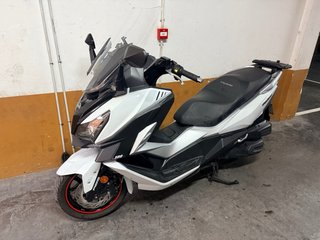Moto SYM Cruisym 300 Maxi Scooter