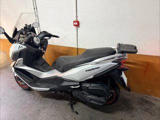 Moto SYM Cruisym 300 Maxi Scooter