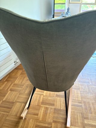 Mecedora gris con patas de madera