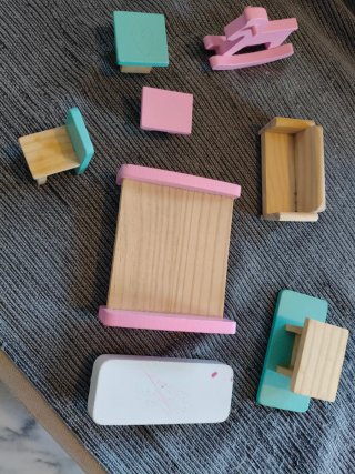 Casita de muñecas de madera
