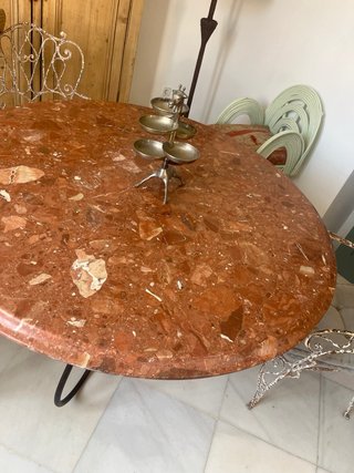 Mesa de comedor de mármol y metal