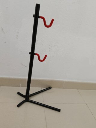 Soporte Bicicleta Negro con Ganchos Rojos