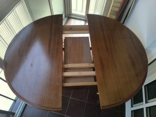Mesa redonda de madera extensible