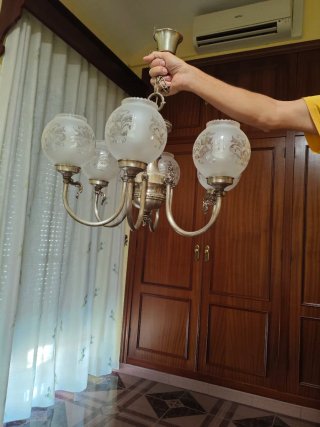 Lámpara de techo de cristal y metal. Baño de plata