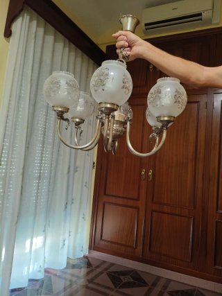 Lámpara de techo de cristal y metal. Baño de plata