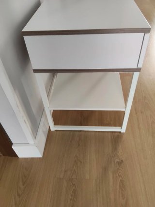 Mesita de noche Ikea blanca y madera
