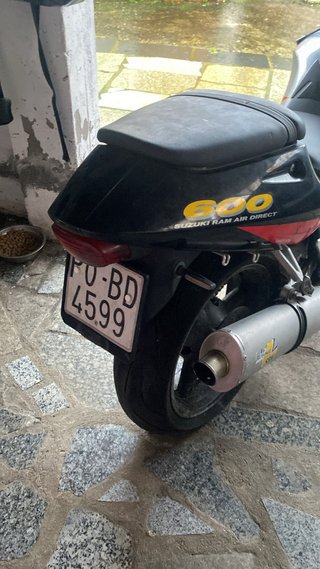 Suzuki GSX Moto Deportiva Gris/Roja