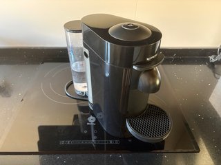 Cafetera Nespresso Vertuo Plus Negra
