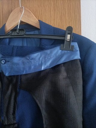 Traje azul adolescente