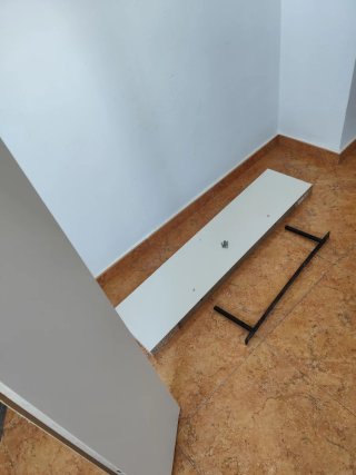 5 Estanterías blanca con soportes metálicos
