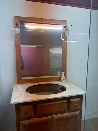 Mueble de baño con espejo madera y mármol