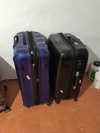 Maletas de viaje grandes azul y negra, extensible