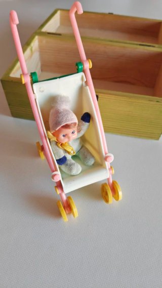 Caja de madera con bebé carrito