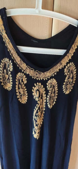 Vestido negro con detalles dorados