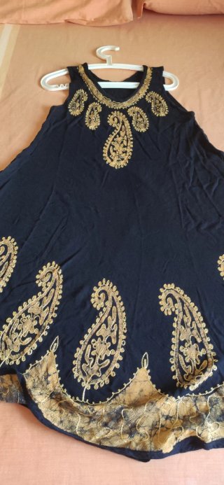 Vestido negro con detalles dorados