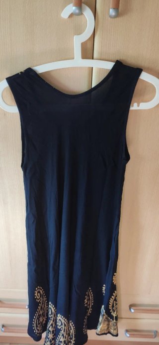 Vestido negro con detalles dorados