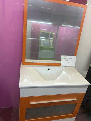 Mueble de baño con espejo y lavabo