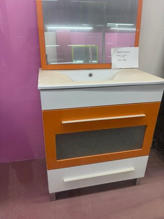 Mueble de baño con espejo y lavabo