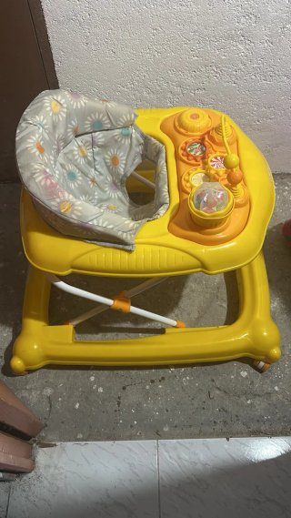 Andador amarillo para bebé con juguetes