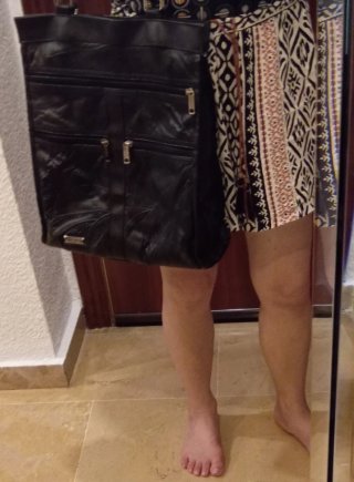 Bolso de piel negro con múltiples bolsillos