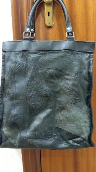 Bolso de piel negro con múltiples bolsillos