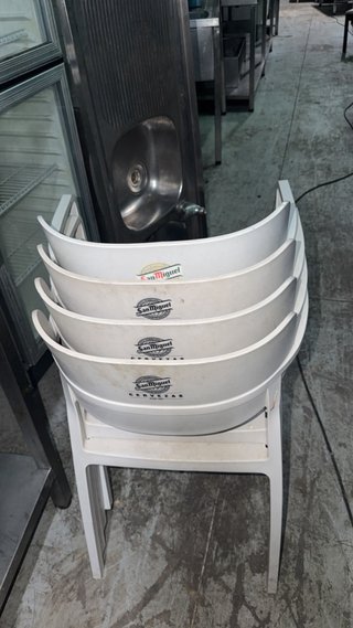 Sillas Blancas de Plástico en buen estado a 10€ ud