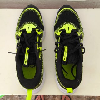 Nike Cosmic Runner Talla 39 Negro/Amarillo