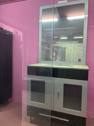 Mueble de baño con espejo y lavabo