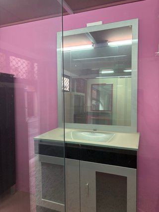 Mueble de baño con espejo y lavabo
