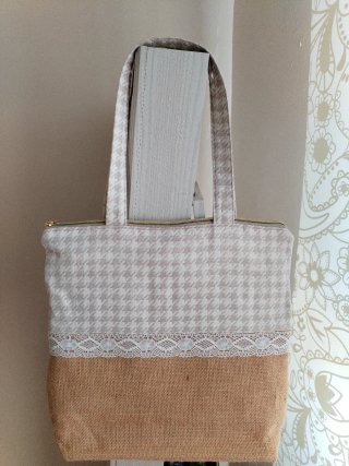 Bolso de rafia con encaje