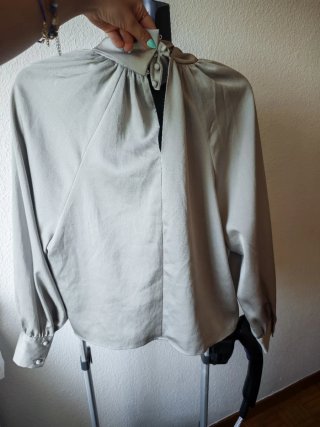 Blusa halter satinada beige talla única