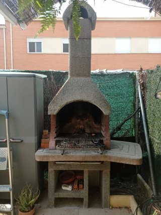 Barbacoa de piedra con parrilla