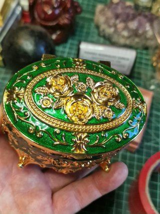 Joyero ovalado esmaltado con rosas doradas
