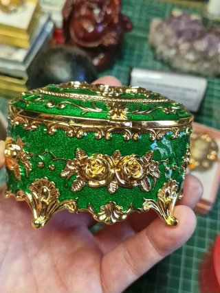 Joyero ovalado esmaltado con rosas doradas