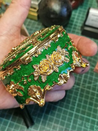Joyero ovalado esmaltado con rosas doradas