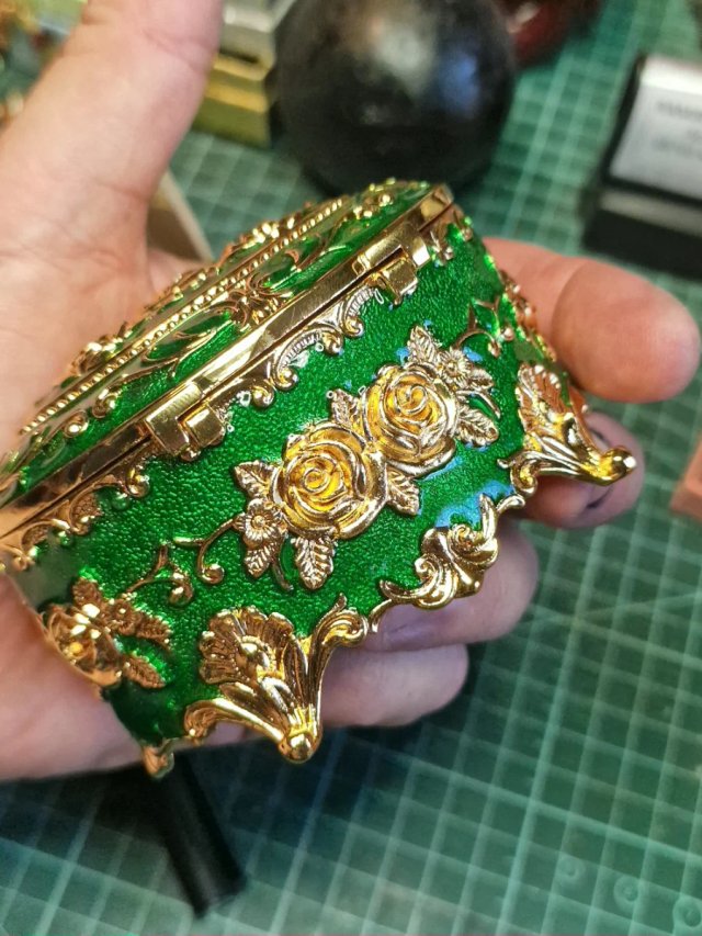 Joyero ovalado esmaltado con rosas doradas