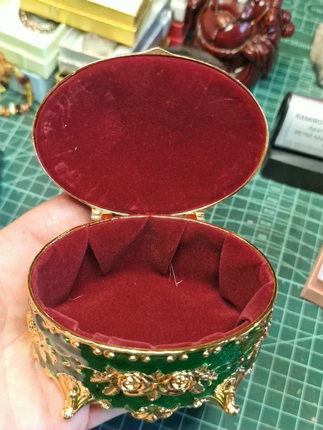 Joyero ovalado esmaltado con rosas doradas